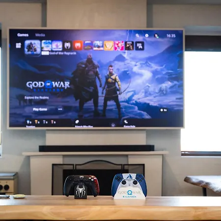 Cinema & Gaming House With View